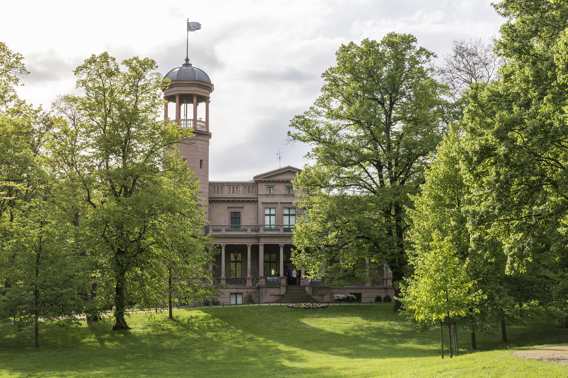 Ein grünes Idyll mitten in Marzahn-Hellersdorf: Schloss Biesdorf, seit 2016 das "Zentrum für Kunst und öffentlichen Raum".