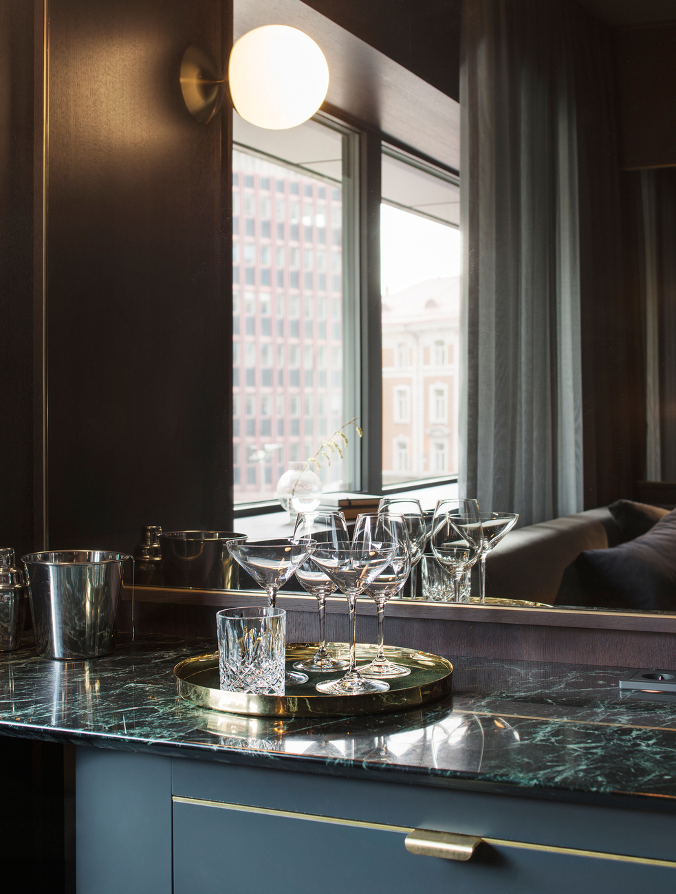Shining accessories give the interior a noble note.