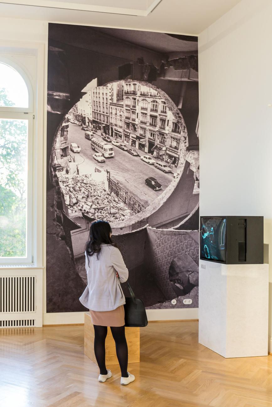 A couple of large-format images are glued to the walls, like "Conical Intersect", but most of the artworks remain comparably small-scale.