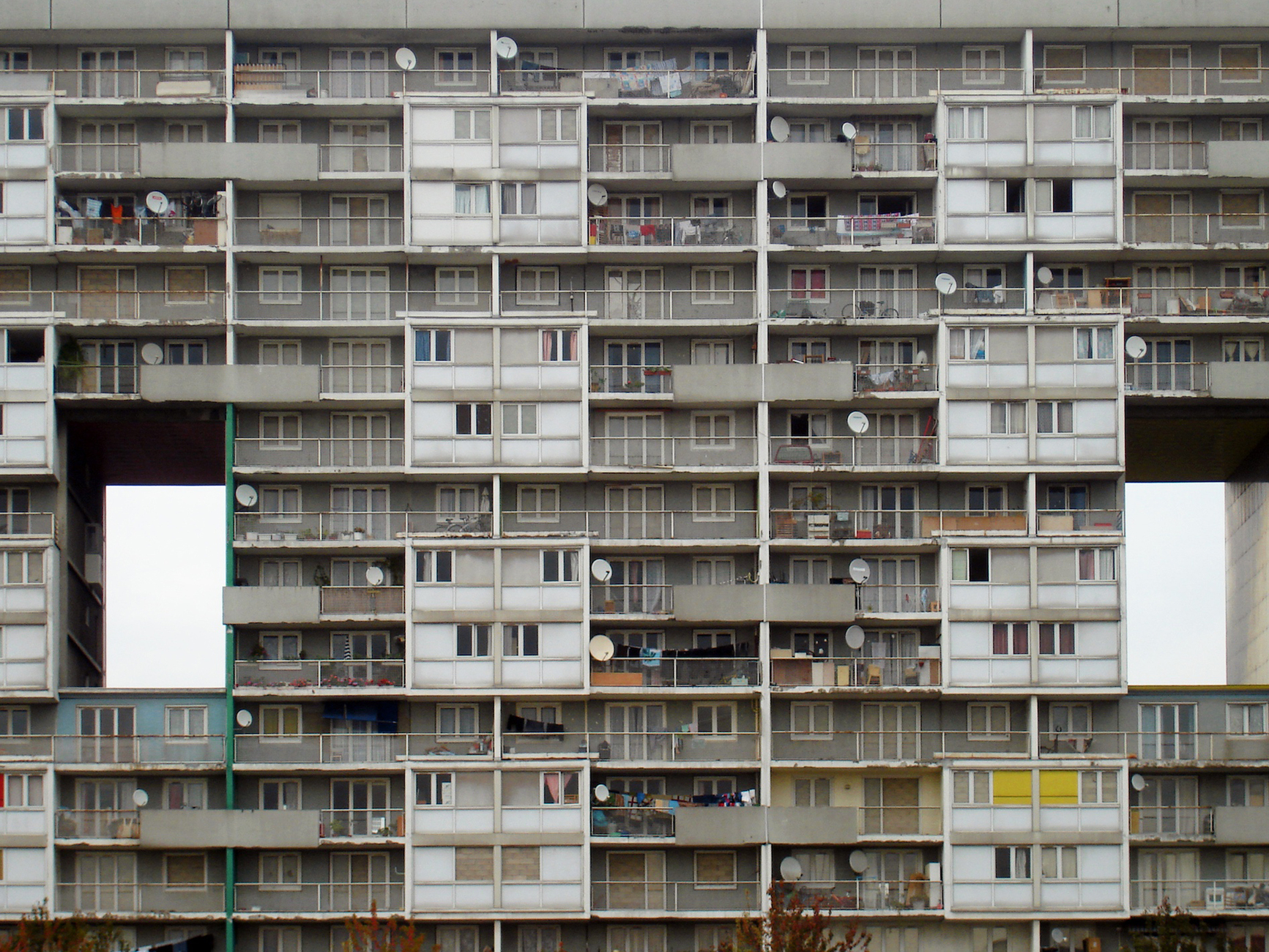 Andrea Pichl combines images of both buildings from Eastern and Western European countries.
