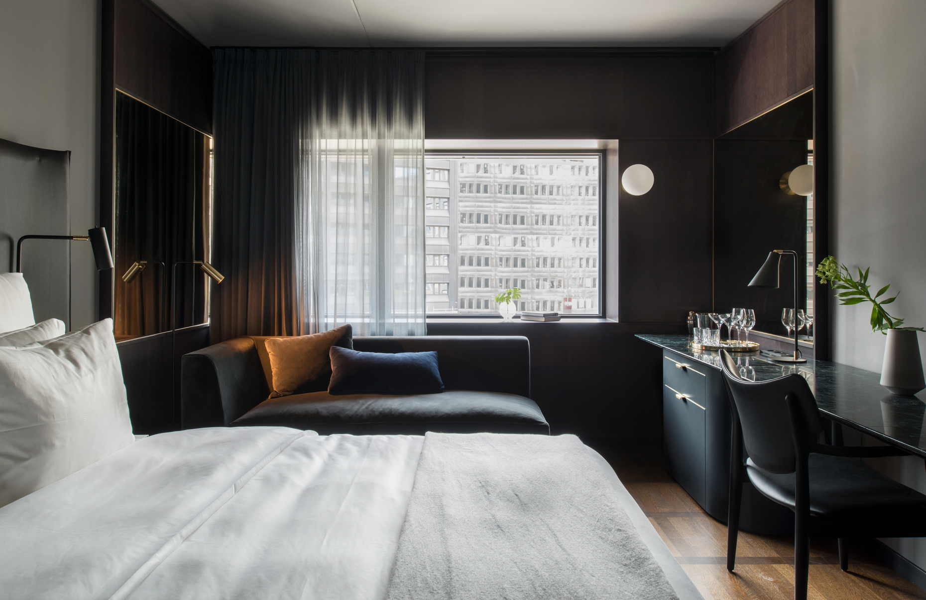 Soft cushions and generous workspaces transform the 343 rooms and suites to cozy places of relaxation.
