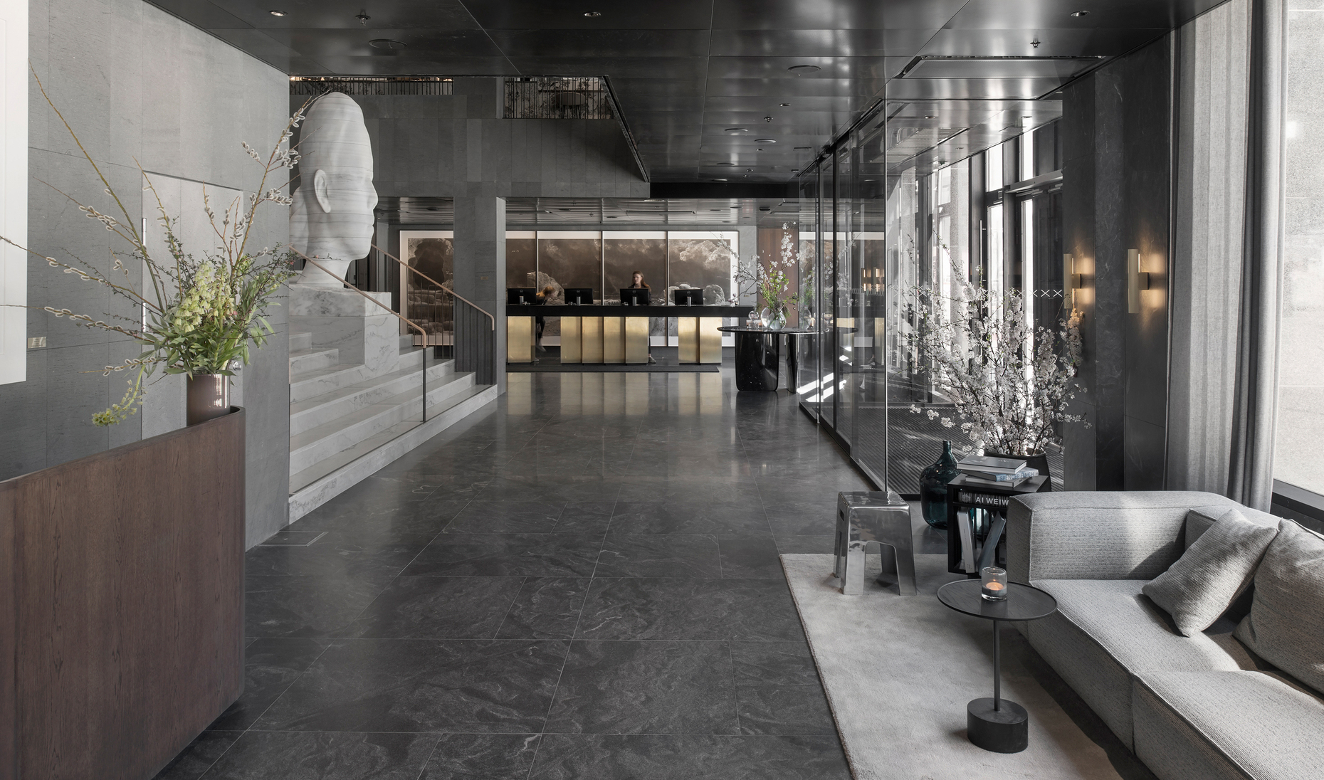 The Luxushotel "At Six" in Stockholm will be a "place of retreat and a showcase" in Stockholm - the marble sculpture of Jaume Plensa sound the bell for the pompous part in the lobby.