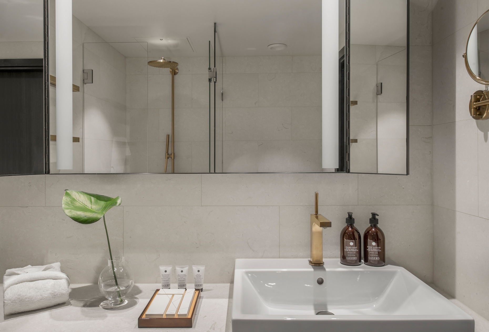 The fittings and showers from the "Axor Citterio" collection set the accents with the Axor FinishPlus "Brushed Bronze" surface in the light bathrooms.