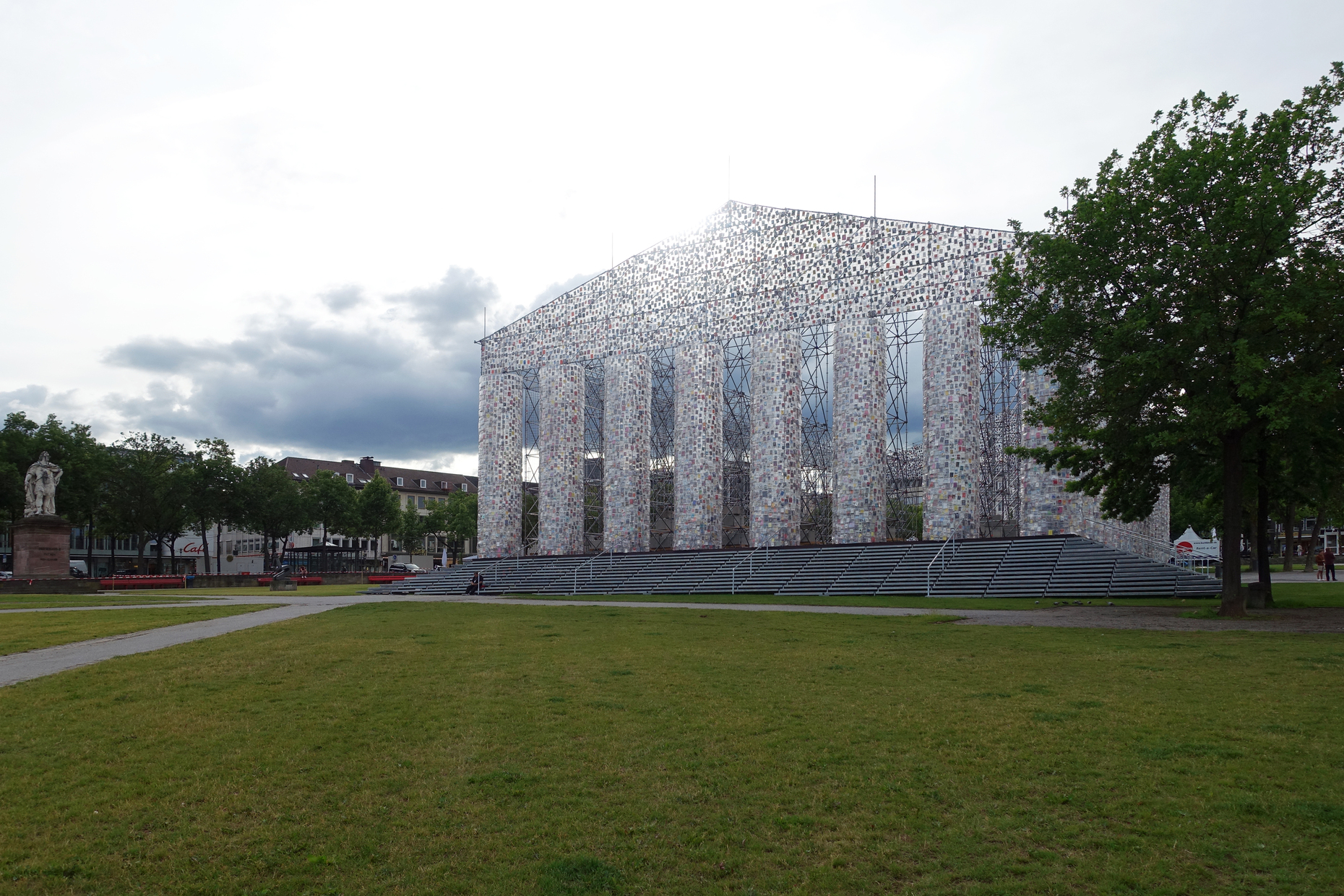Correcting the idealized image of Classical Antiquity: Kassel’s Fridericianum with the “Parthenon of Books” by Argentine artist Marta Minujín.