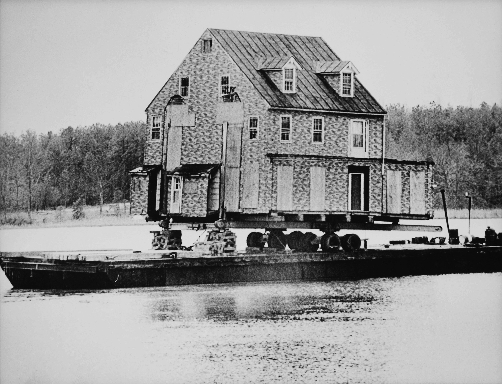 With some friends, Matta-Clark founded the group "Anarchitecture" and curated an exhibition in New York in 1974.