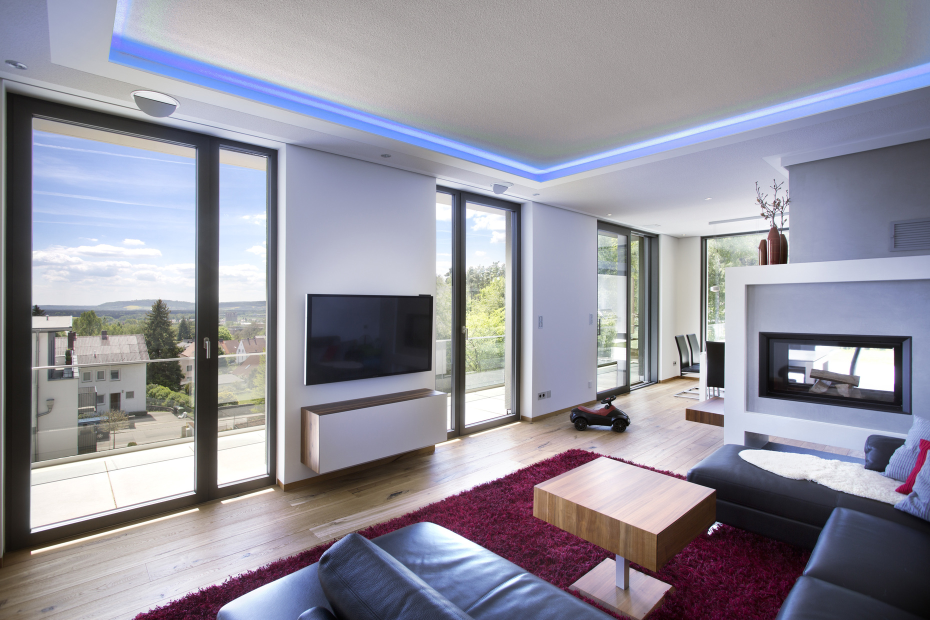 From solar thermal energy to the photovoltaic system to the heating and lighting technology, all the relevant components in the single-family house are connected to a cable-based Gira KNX system.