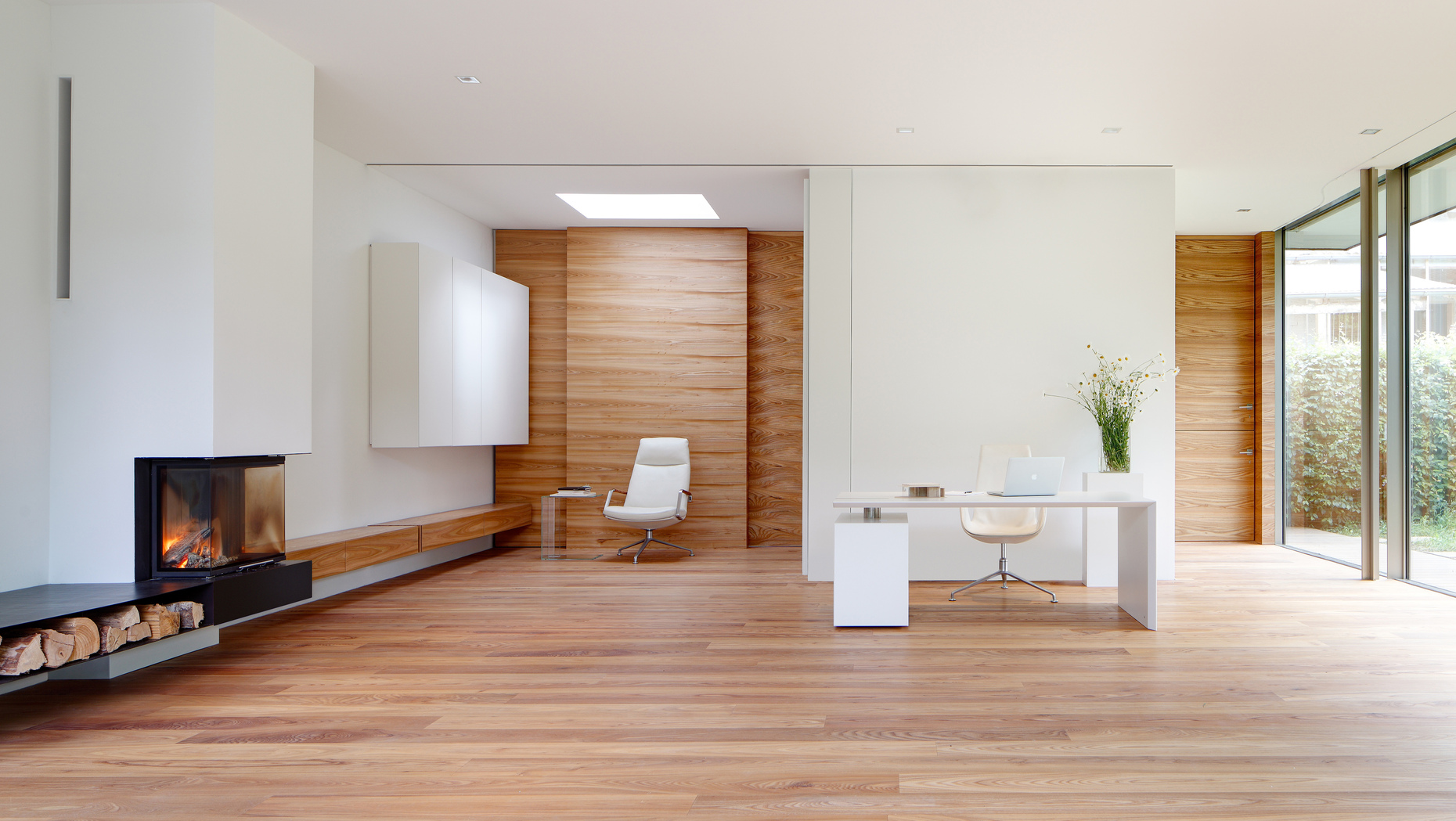 Optical anchor: The desks of the "M-Line" series by Heike Falkenberg in "Haus Rheder II".