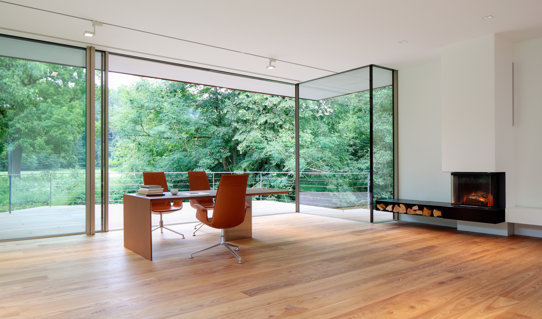 M-Media” is with its clear lines and a shape that is open on both sides predestined for working alone or for meetings. All the electrical media disappear invisibly beneath the so-called “e-flap” in the table top.