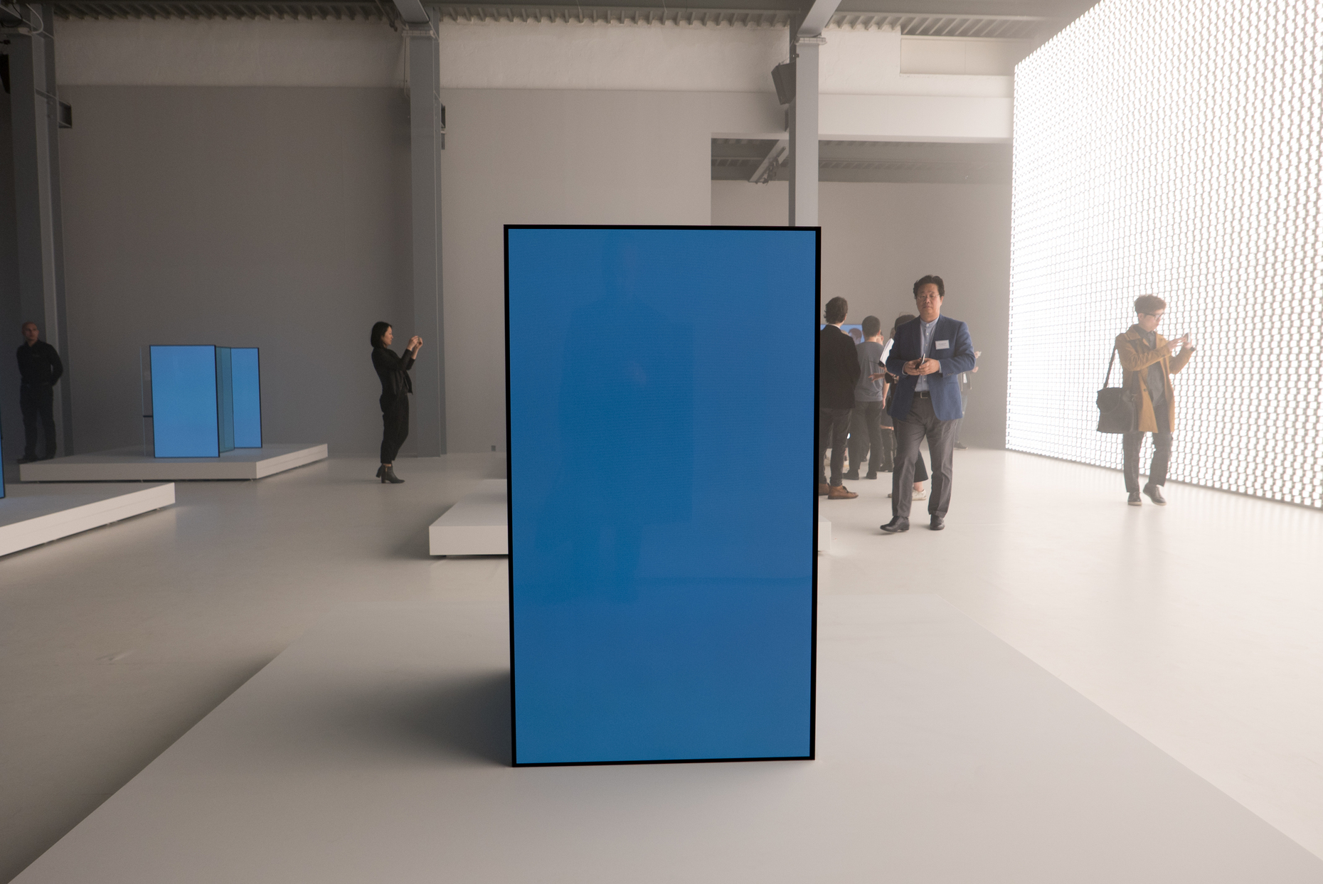 Tokujin Yoshioka and LG received the award for the best presentation at the “Fuori” for their OLED installation “S.F._Senses of the future”.