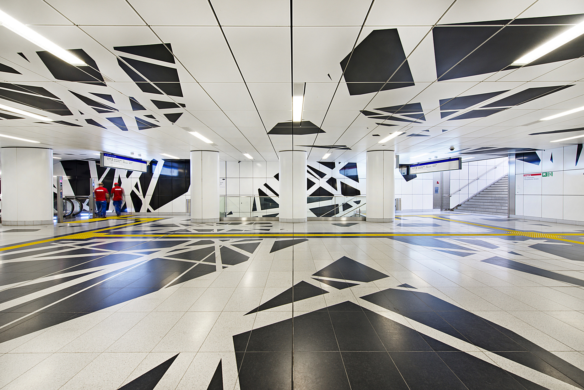 For the ceiling systems in the subway stations, Netzwerkarchitekten selected special suspension constructions from Lindner.