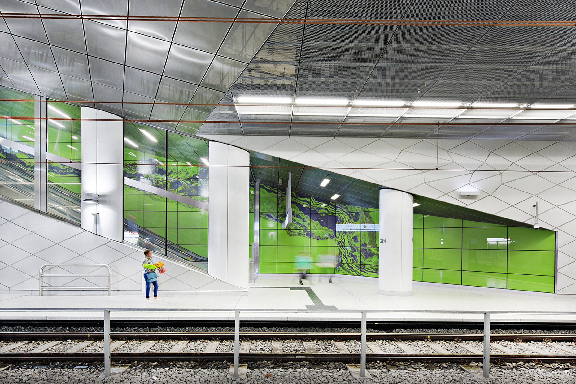 With generous spaces, a distinct lack of advertising and channeling of daylight into the entrance areas, the topics of safety and the “slow movement” lifestyle have also been implemented creatively.