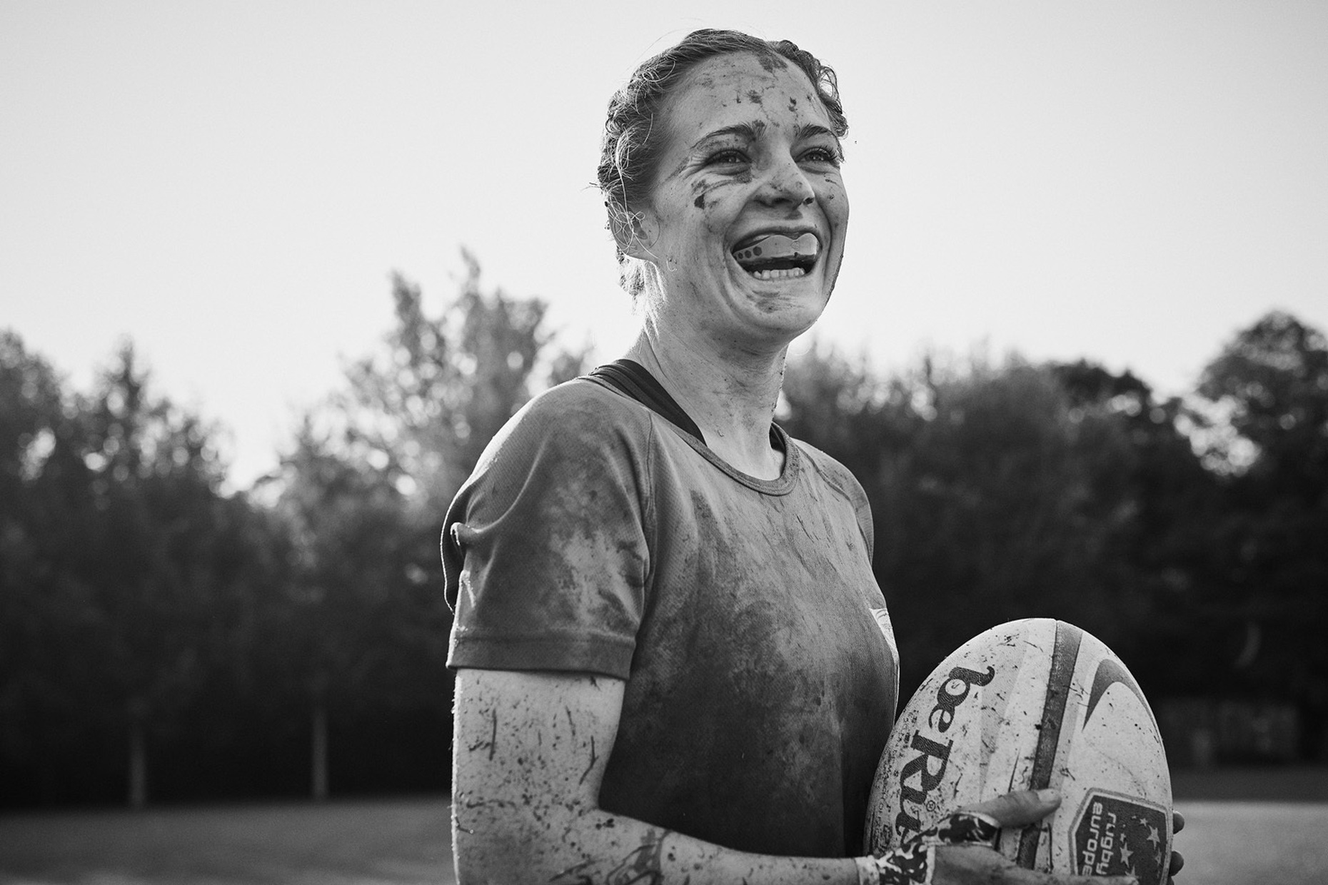 Sometimes Football and mud instead of high heels and eyeliner: The outdated role pictures of the advertising industry urgently need a refresher.