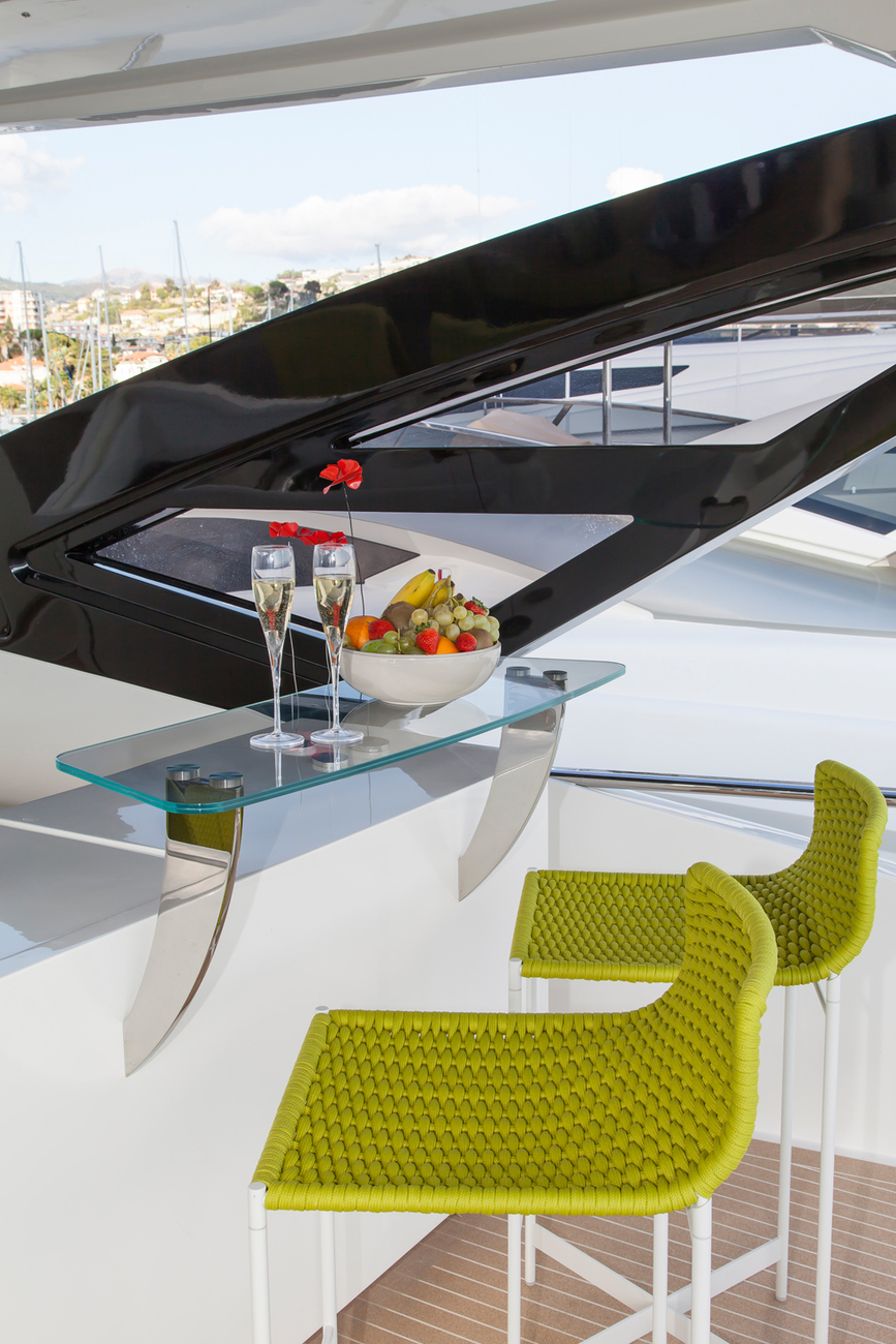 With "Heron" stools in pale lime green, Paola Lenti sets the stage of the yacht in scene.