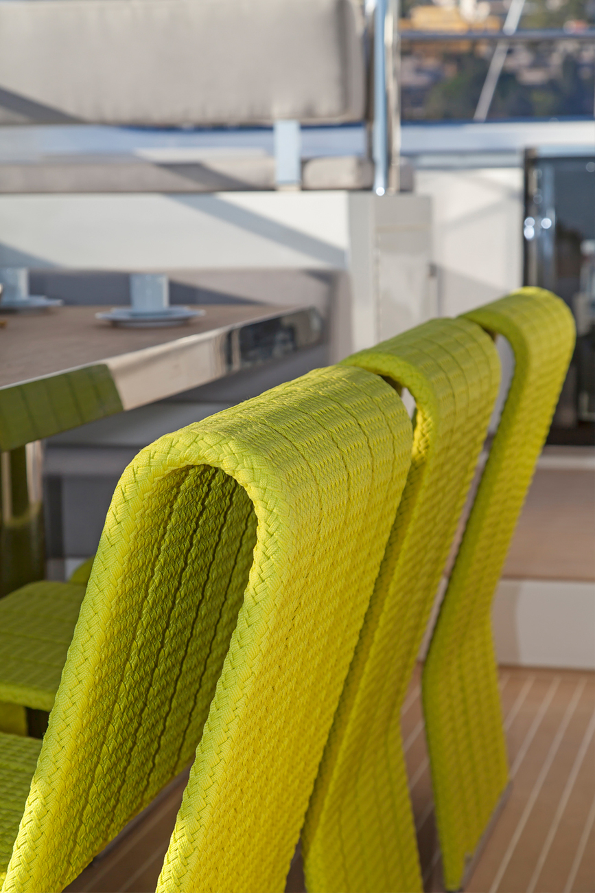 The fine details of the braided ropes characterize the chairs and benches of "Frame".