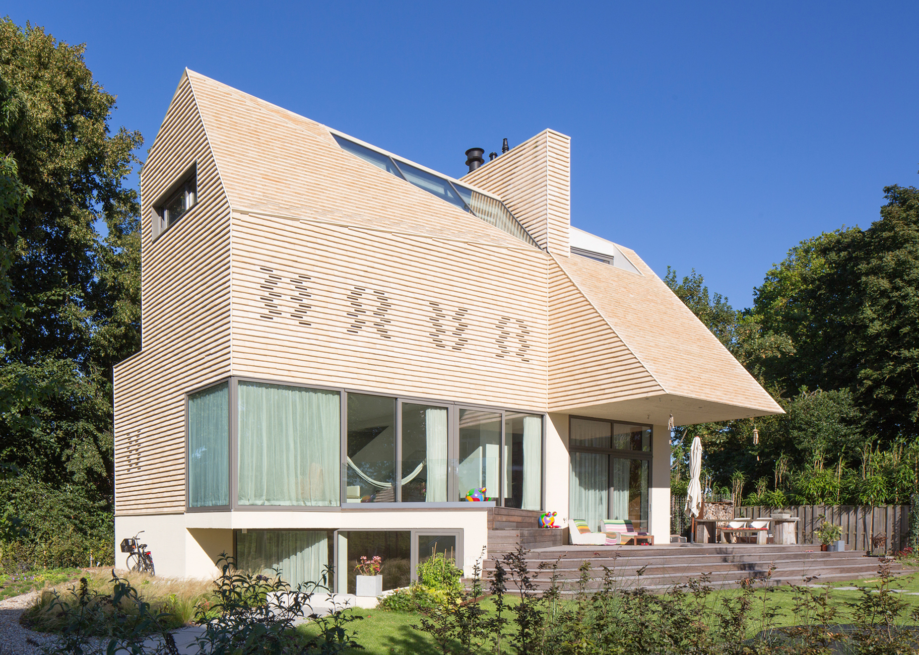 Architect Joep Mollink used the foundations of a school as a base for the new building.