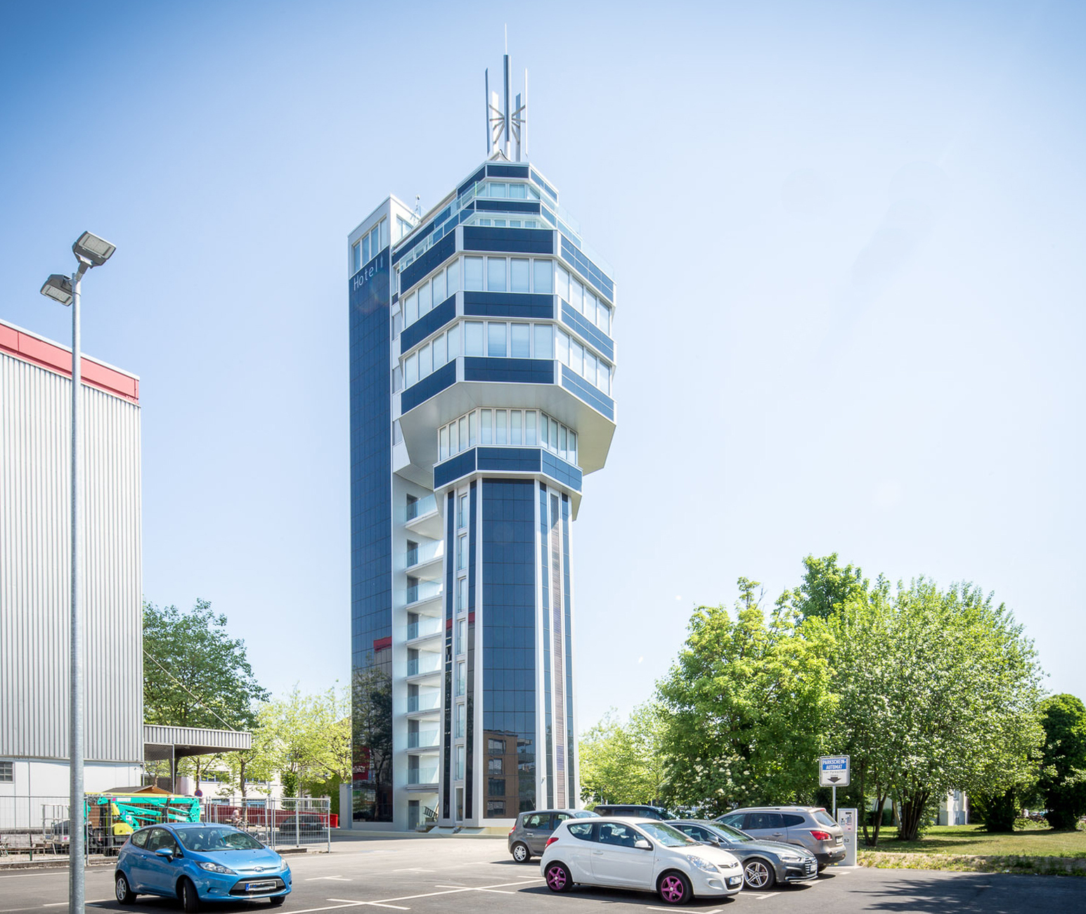 The architect Norman Räffle transformed the former water tower into an energy-efficient design hotel in an eight-year construction phase.