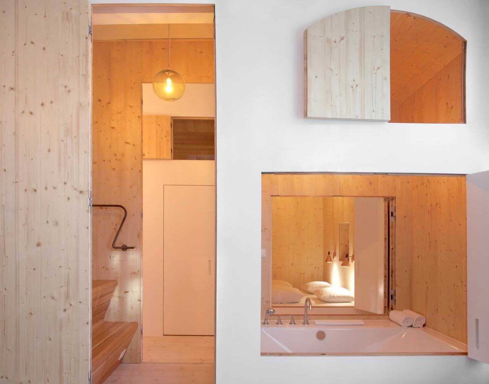 Like in a doll’s house, guests can discover the hidden rooms one door after another, and withdraw into the protected areas.