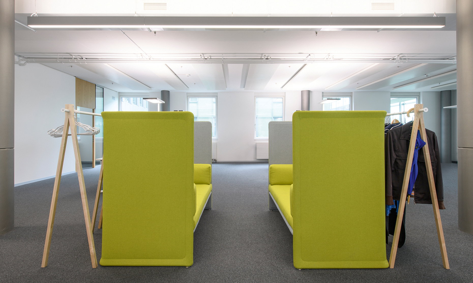"Idoo.line" uniformly illuminates the meeting areas with direct and indirect light emission.