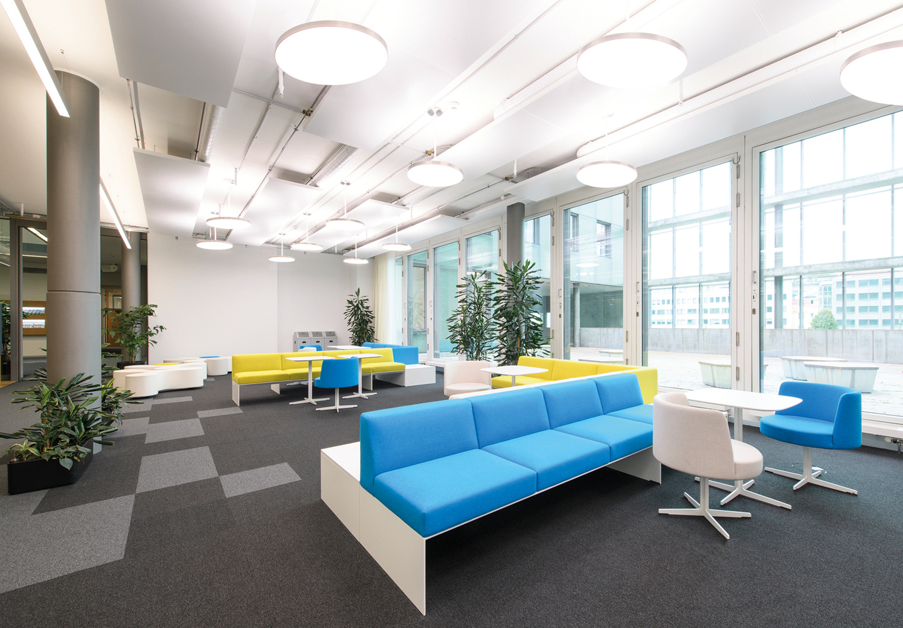 The filigree pendant luminaire "Vivaa" places the open communication areas in an ideal light.