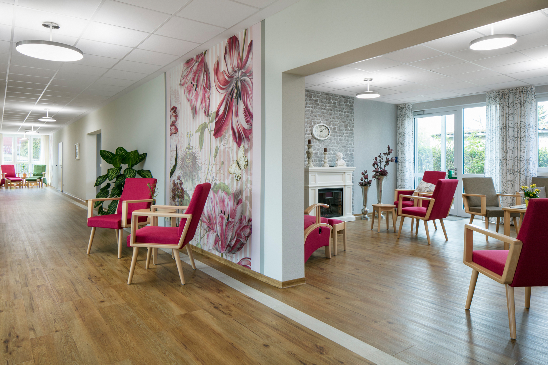 In the main area the suspended luminaire “Vivaa,” with its high proportion of indirect light emits a pleasant and even light.