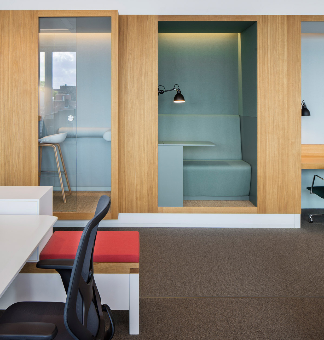 The spacious “communication offices” contain some ten different workplace variants from the telephone cabin through to the group desk.