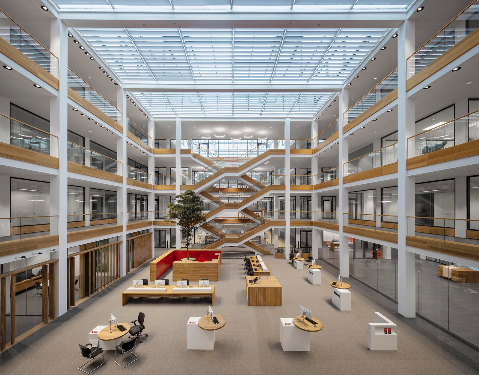 Thanks to the fact that the 1,000 square meter atrium is completely covered in glass, ample light enters the customer service area.