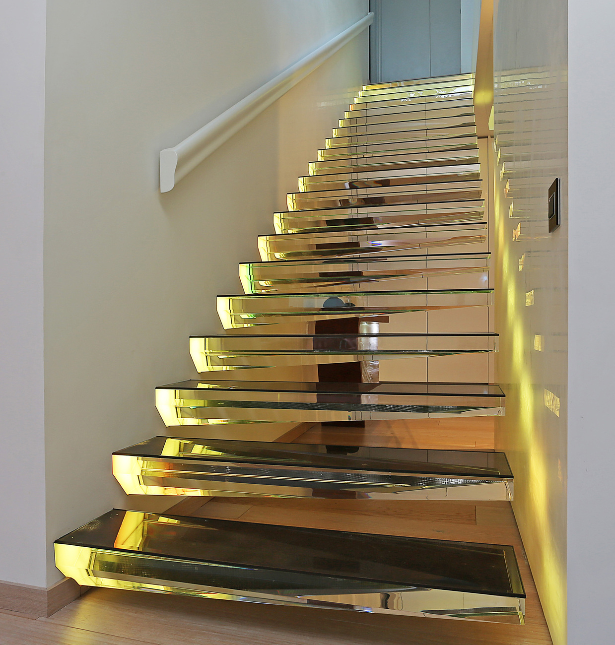 To make the steps even more spectacular the stairs can be illuminated by LED light reflections in changing colors.