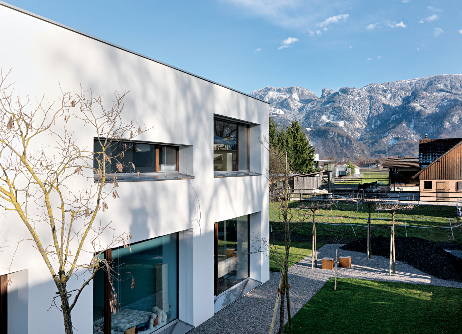The architect Martin Gepp chose strict, narrow window formats - sometimes horizontally, sometimes vertically arranged, they frame the view of the mountains.