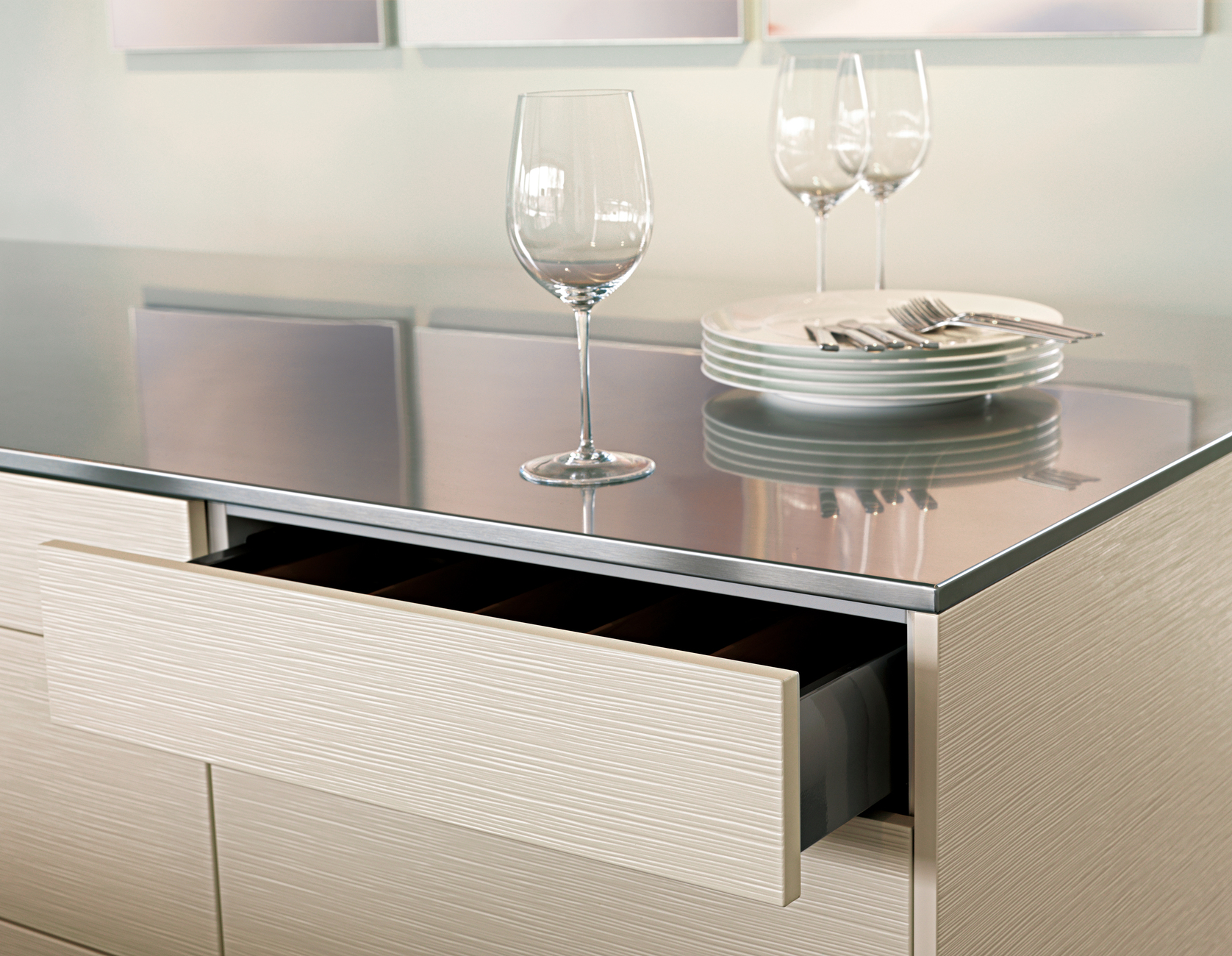 The drawers and cabinets are opened with gentle pressure - handles are not necessary.