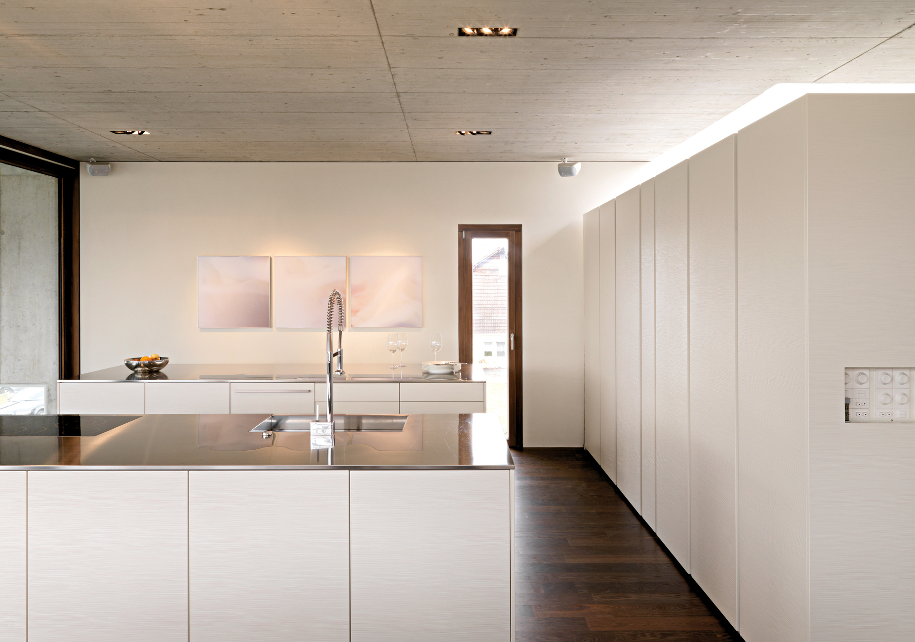 For the center of the house Leicht Küchen placed two equal kitchen islands parallel to the length dining table.