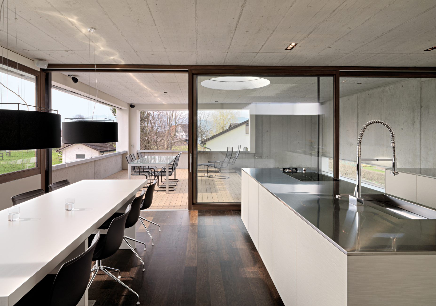 Raw exposed concrete and a dark oak floor provide for the contrasts in the restrained architecture.