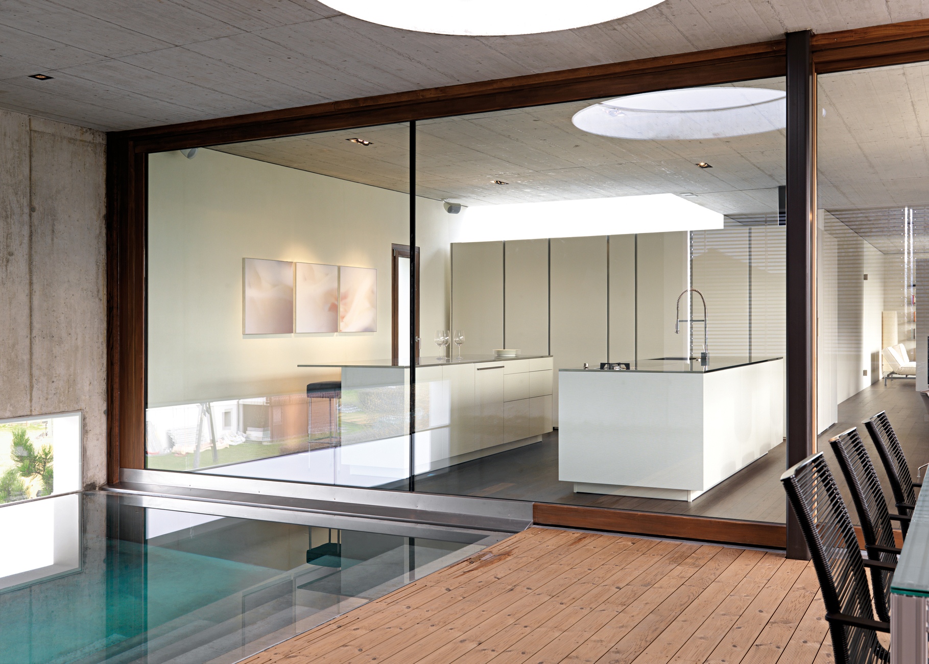 Clear view: Large windows and glass sliding doors connect the living area with the outdoor area.