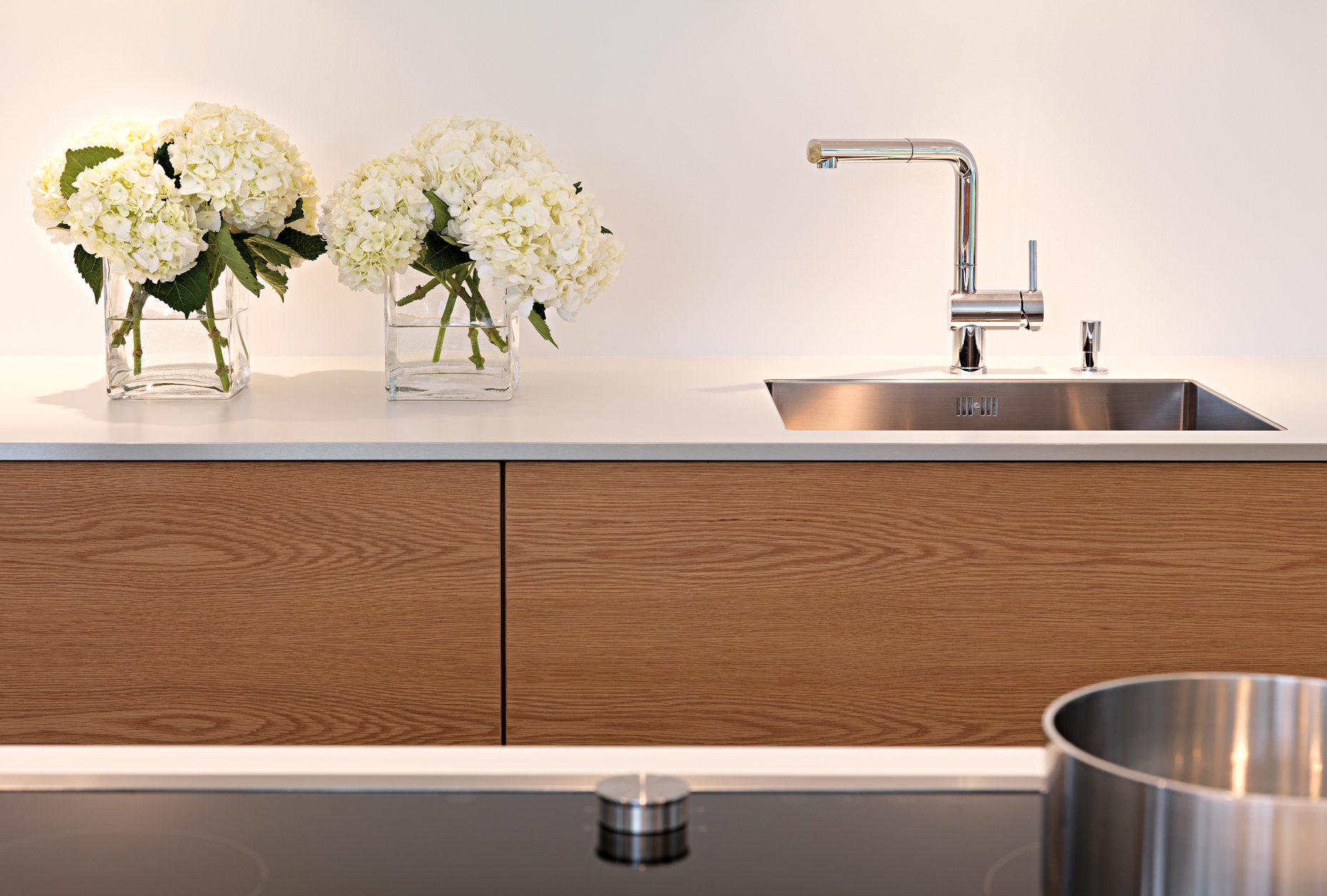 To offset the cool effect of the lacquered surfaces somewhat, the drawers in the fitted units have horizontally veneered oak fronts.