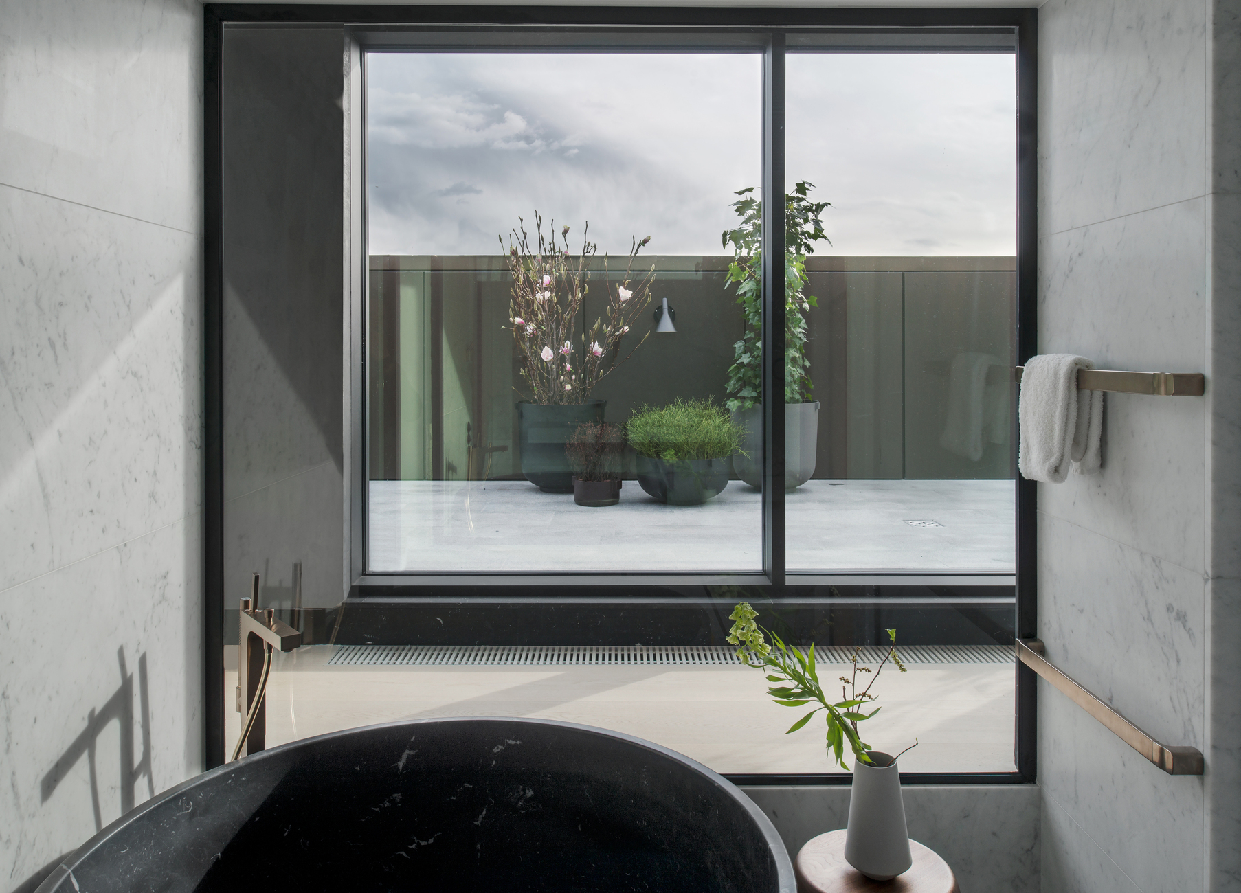 In the suites, matching towel racks and shelves from the Axor Universal accessories collection by Antonio Citterio complete the floor-standing fittings.