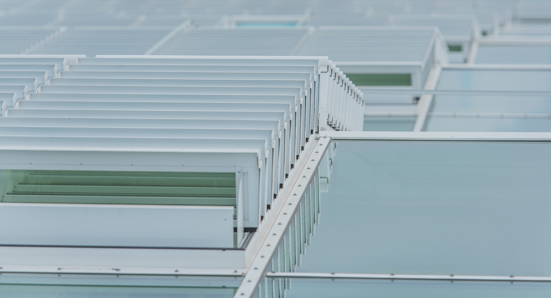 The louvered ventilators automatically extract not only the rising heat, but also smoke in an emergency.
