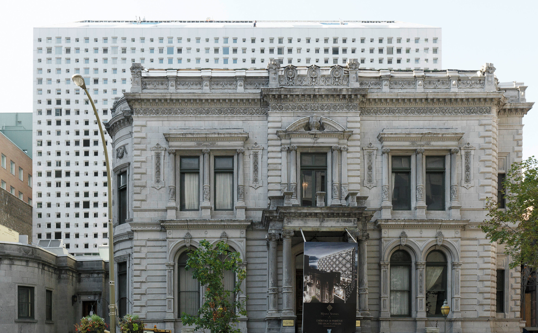 The facade of fiberglass-reinforced concrete by Rieder Smart Elements GmbH provides a minimalist and elegant backdrop for the venerable Mount Stephen Club in Montréal.