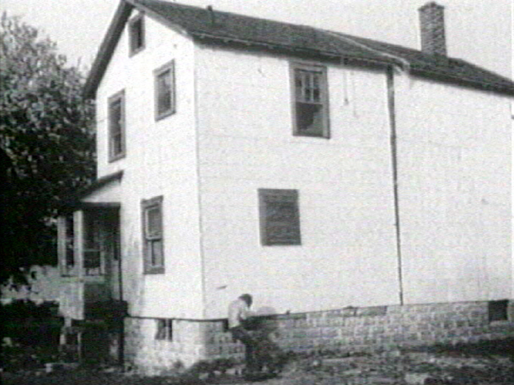"Splitting": It took Gordon Matta-Clark (in the picture) a couple of days to cut open this single-family-home in New Jersey in 1974.