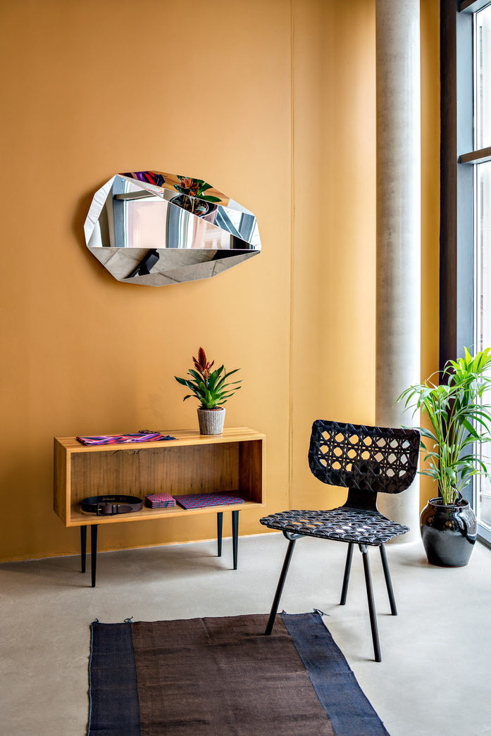 Hassos Piega Mirror Aerias Chair