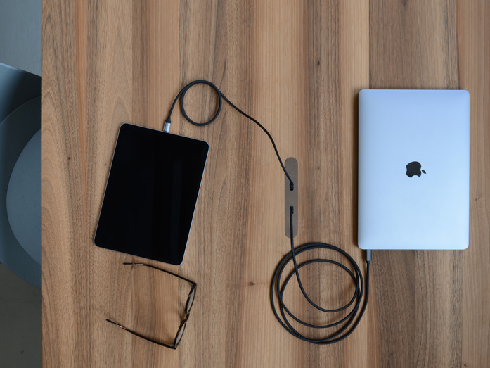 ANTON HOUDINI ZETR Tischplatte Nussbaum Brille