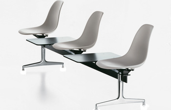 Eames Plastic Side Chair on Stretchers